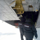 Ilustración para el artículo titulado La compuerta de un avión ruso se rompe al despegar y caen al vacío casi 400 millones de dólares en oro